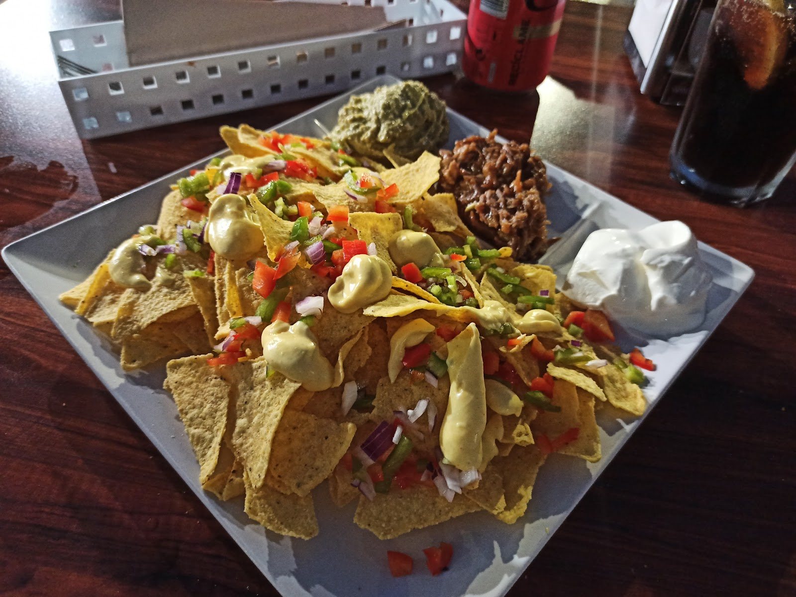 Nachos especiales de la casa con guacamole, carne, crema agria y pico de gallo.